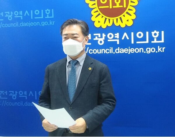 차기 대전 동구청장에 도전하는 남진근 대전시의원이 12일 대전시의회에서 ‘학교시설 복합화’ 공약을 발표하고 있다.