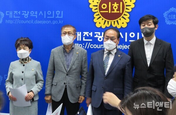 더불어민주당 대전 동구 지방의원들이 14일 대전시의회에서 기자회견을 열고 공천 내정자 명단 의혹 등을 폭로하고 있다. (사진 왼쪽부터) 신은옥 동구의원, 이종호, 윤종명 대전시의원, 강화평 동구의원 / 뉴스티앤티