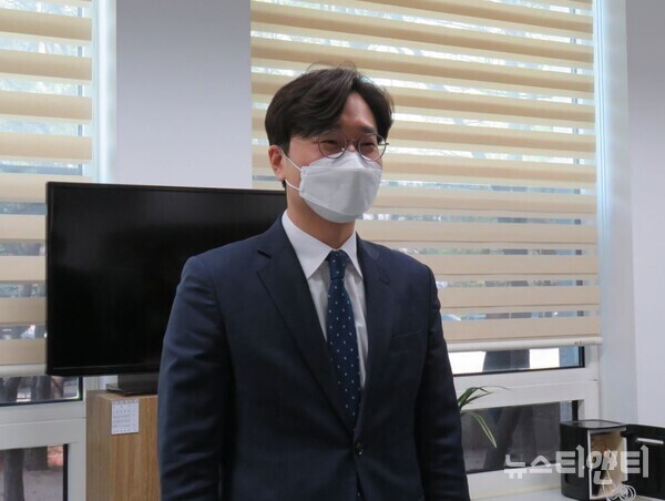 장철민 민주당 대전시당 지방선거기획단장이 6일 대전시의회에서 기자회견을 열고 6월 지방선거 광역· 기초의회 비례대표를 공개 오디션 방식으로 선출한다는 계획을 밝히고 있다. / 뉴스티앤티