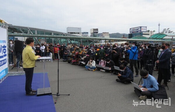 황인호 대전 동구청장이 14일 대전역 서광장에서 동구청장 재선 출마를 선언하고 있다. / 뉴스티앤티