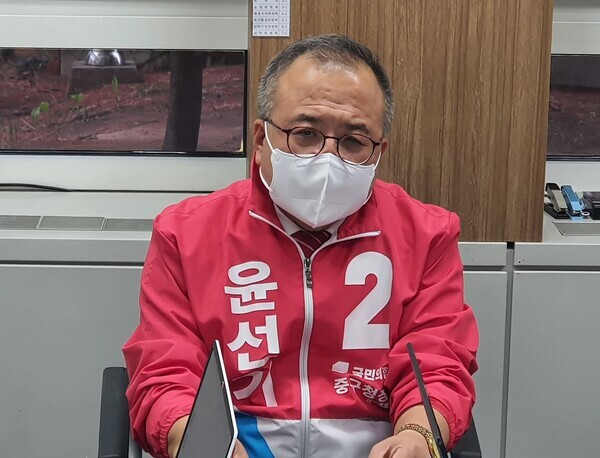 윤선기 대전 중구청장 예비후보가 14일 대전시의회 기자실회서 출마 선언을 하고 있다.