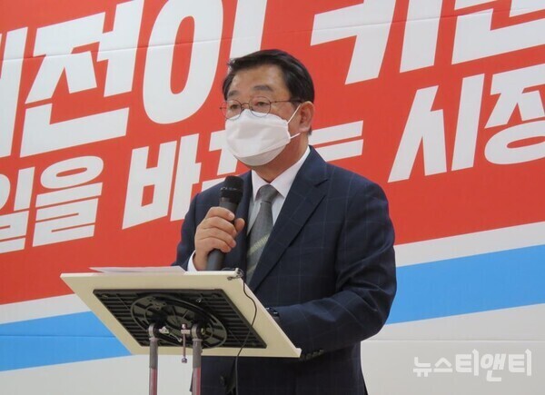 박성효 전 대전시장이 19일 용문동 선거사무소에서 기자회견을 열고 오는 6월 지방선거 대전시장 선거 불출마를 선언하고 있다. / 뉴스티앤티