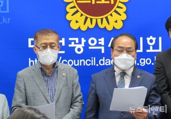 (사진 왼쪽부터) 이종호, 윤종명 대전시의원 / 뉴스티앤티