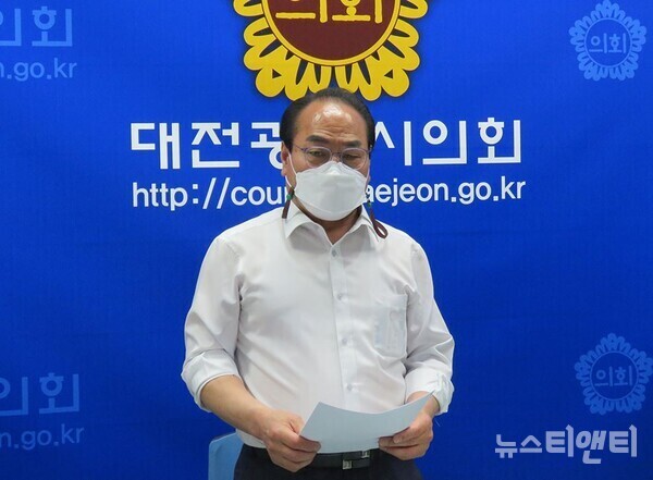 윤종명 대전시의원이 20일 시의회에서 기자회견을 열고 무소속 재선 도전 의지를 밝히고 있다. / 뉴스티앤티