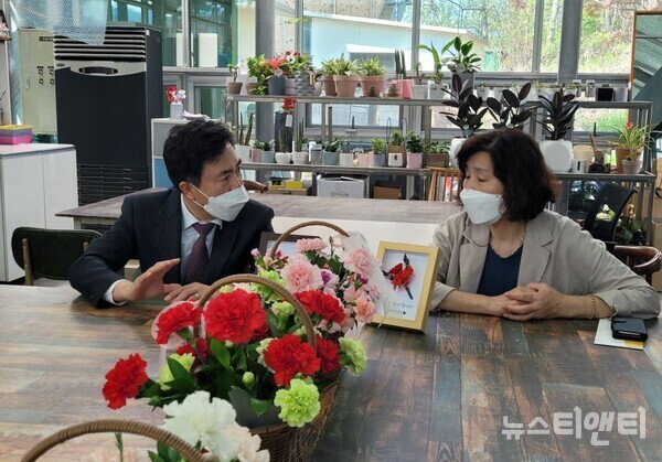 국민의힘 김태흠 충남도지사 경선후보가 20일 장애인보호작업장 '천안시 꽃밭'을 방문한 가운데 관계자와 대화하고 있다.