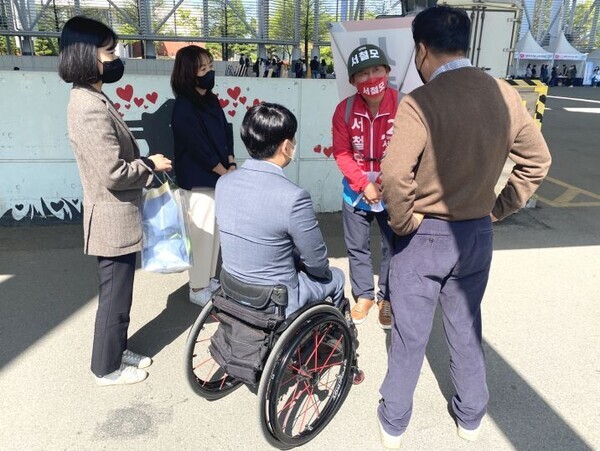 국민의힘 서철모 대전 서구청장 예비후보는 20일 ‘장애인의 날’을 맞아 발달장애인 VR 교육훈련 시스템 구축 마련 등의 장애인 공약을 발표한 가운데, ‘제42회 장애인의 날 기념행사’에 참석한 장애인들을 만나 애로사항을 청취하고 있다. / 서철모 예비후보 제공