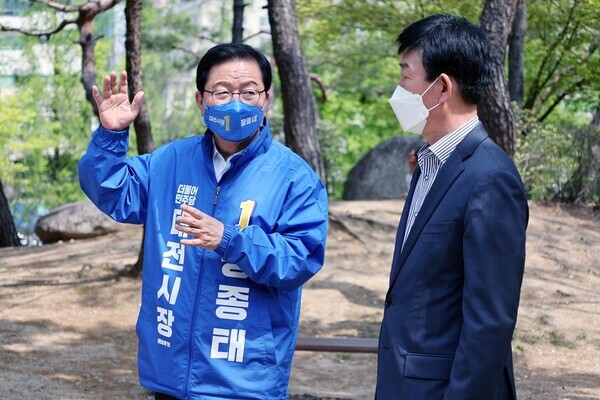 더불어민주당 장종태 대전시장 예비후보는 23일 ‘서대전시민공원 르네상스 프로젝트’ 공약 점검 현장에 육상래 중구의회 부의장이 동행한 가운데, 중구의 애로사항을 수렴했다. / 장종태 예비후보 제공