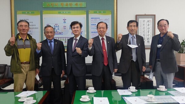 국민의힘 김태흠 충남지사 예비후보는 지난 22일 대한노인회 충남연합회, 오누이친환경마을협동조합, 홍성군청년회를 차례로 방문하여 “노장청(老壯靑)이 농촌을 떠나지 않고 어우러져 살아갈 수 있는 비교불가 충남을 만들기 위해 앞장서겠다”고 밝혔다. / 김태흠 예비후보 제공