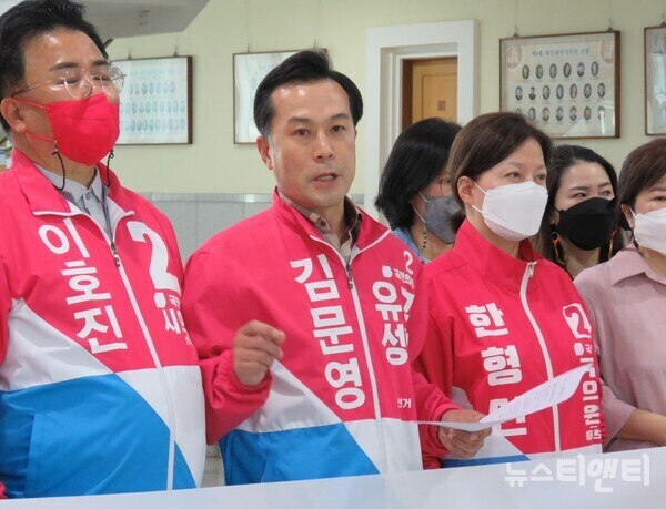 김문영 대전 유성구청장 예비후보가 25일 대전시의회에서 기자회견을 열고 유성구 고등학교 아침 무료급식 전면 실시를 공약하고 있다. / 뉴스티앤티