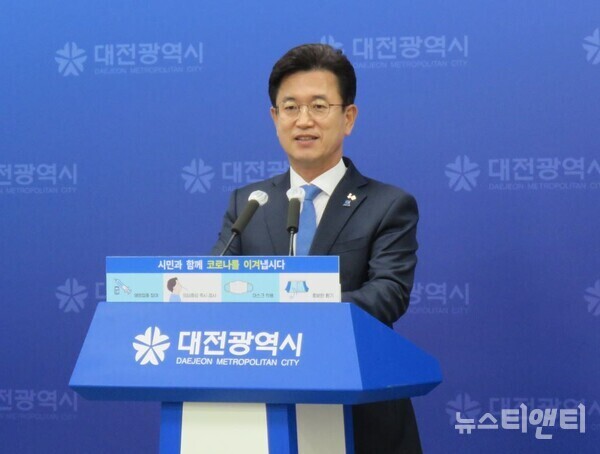 허태정 대전시장이 21일 오후 2시 시청 브리핑룸에서 제8회 전국동시지방선거 대전시장 선거 출마를 선언하고 있다. / 뉴스티앤티
