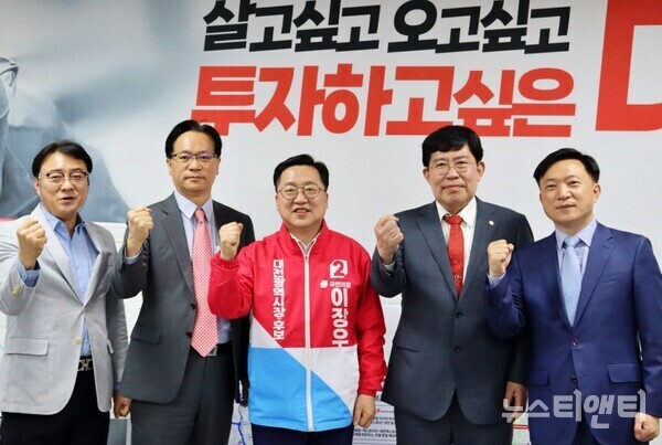 이장우 국민의힘 대전시장 후보(가운데)가 제20대 대통령직인수위원회 위원들과 기념촬영하는 모습