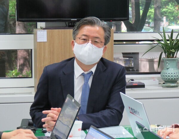 더불어민주당 정용래 대전 유성구청장이 28일 시의회 기자실을 방문해 재선 도전 의지를 공식화했다. / 뉴스티앤티