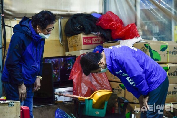 허태정 더불어민주당 대전시장 예비후보가 29일 새벽 오정동농수산시장을 방문한 가운데 상인들에게 인사를 하고 있다.
