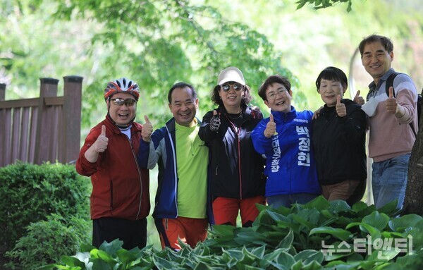 박정현 예비후보가 1일 오전 계족산을 찾은 주민들과 인사를 나누고 기념촬영을 하고 있다.