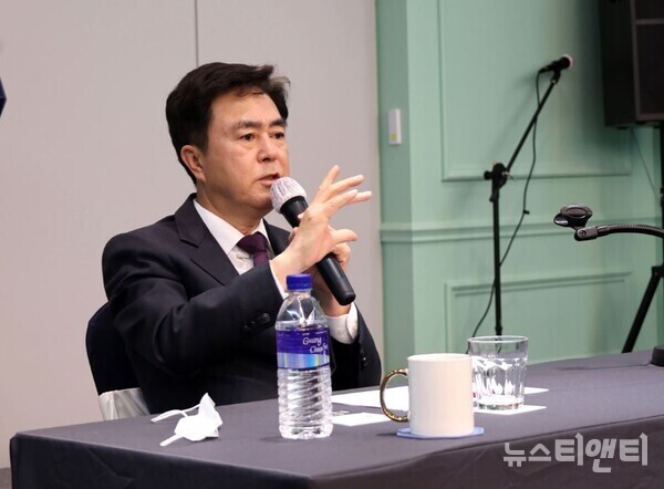 김태흠 국민의힘 충남도지사 예비후보가 2일 보령 대천메리머드 호텔에서 열린 ‘발전사 노동조합 간담회’에서 발언하고 있다.