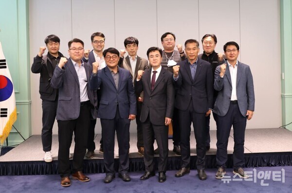 김태흠 국민의힘 충남도지사 예비후보(앞줄 가운데)가 2일 보령 대천메리머드 호텔에서 열린 ‘발전사 노동조합 간담회’에서 참석자들과 기념촬영을 하고 있다.