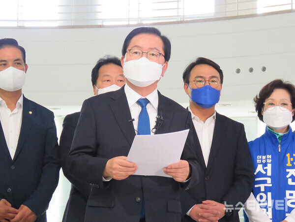 장종태 전 대전 서구청장이 4일 시의회 로비에서 민주당 중앙당의 서구청장 전략공천 수용 기자회견을 열고 입장을 표명하고 있다. / 뉴스티앤티