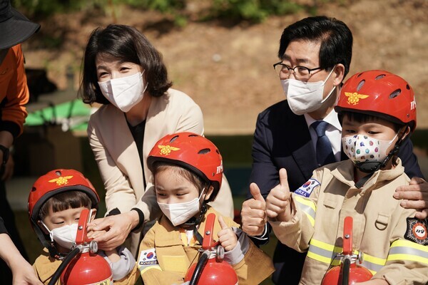 더불어민주당 양승조 충남지사 예비후보가 5일 100번째 어린이날을 맞아 부인 남윤자 여사와 함께 천안 시민광장에서 진행된 ‘천안 어린이날 축제’ 및 천안 목천 독립기념관을 찾아 어린이들과 눈높이 대화를 나눴다. / 양승조 후보 제공