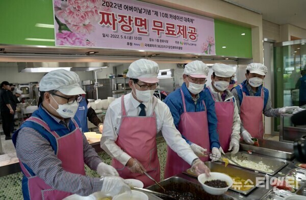 양승조 더불어민주당 충남도지사 후보(왼쪽 두 번째)가 6일 당진시 노인복지관에서 짜장면 나눔 봉사 활동에 참여하고 있다.