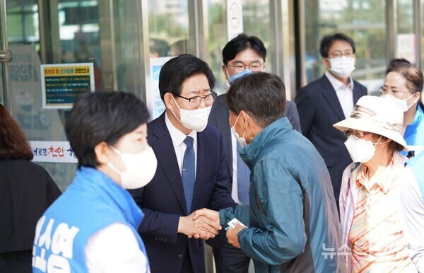 6일 당진시 노인복지관이 ‘2022년 어버이날기념 제10회 카네이션 대축제’를 진행한 가운데, 양승조 더불어민주당 충남도지사 후보가 어르신들을 맞이하고 있다.