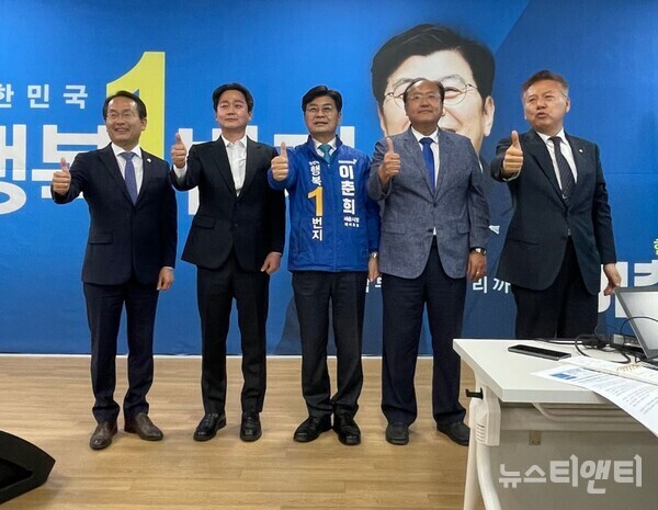 왼쪽부터 강준현(세종을) 의원, 배선호 민주당 세종시당 부위원장, 이춘희 세종시장 후보, 조상호 전 경제부시장, 홍성국(세종갑) 의원