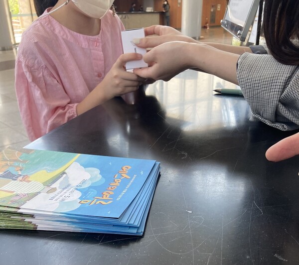 대전예술의전당은 어린이날 준비한 특별 선물 '꿈돌이 피규어'를 문화행사에 참여한 어린이에게 선착순 배부하고 있다. / 대전예술의전당 제공