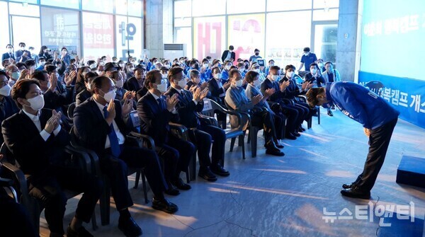 이춘희 더불어민주당 세종시장 후보가 7일 나성동에 위치한 이춘희 후보의 선거사무소에서 선거사무소 개소식을 개최한 가운데 참석자들을 향해 인사하고 있다.