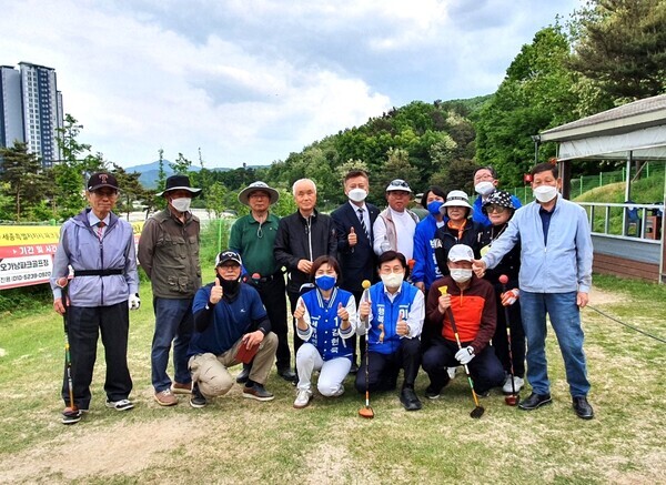 이춘희 더불어민주당 후보는 8일 제50회 어버이날을 맞아 한솔동에 위치한 한솔 파크골프장을 방문하고, 세종시 파크골프협회 이기용 회장 및 파크골프 회원들과의 면담을 통해 여러 요청사항을 수렴하고 금강변 파크골프장 설치를 약속했다. / 이춘희 후보 제공