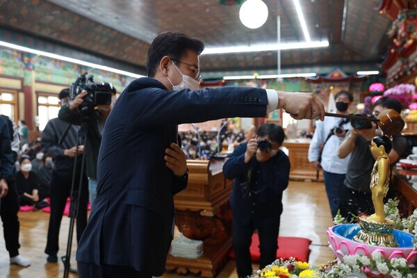 허태정 더불어민주당 대전시장 후보는 8일 오전 11시 불기 2566년 부처님오신날을 맞아 유성구 계산동 광수사에서 열린 봉축법요식에 참석해 부처님의 탄생을 봉축하고 있다. / 허태정 후보 제공