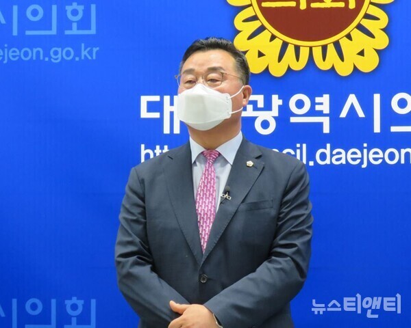 더불어민주당 소속 홍종원 대전시의원이 11일 탈당을 선언했다. 그는 이번 6.1 지방선거에서 무소속으로 재선에 도전할 계획이다. (사진=시의회에서 탈당 기자회견을 하는 홍종원 의원) / 뉴스티앤티