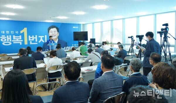 이춘희 세종시장 후보가 12일 오전 선거캠프에서 제3차 공약발표회를 하고 있다.