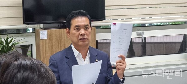 박영순 의원이 국민의힘 이장우 대전시장 후보의 후보직 사퇴를 촉구하며 판결문을 들어 보이고 있다.