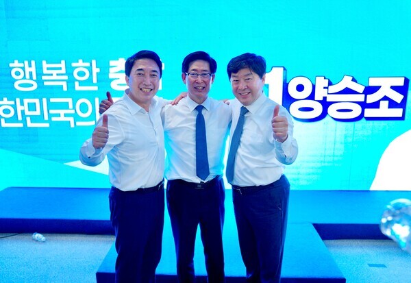 박수현 전 청와대 국민소통수석이 지난 12일부터 더불어민주당 양승조 충남지사 후보 캠프에 합류해 총괄선거대책본부장을 맡아 본격적인 선거전에 뛰어들었다(사진 왼쪽부터 박수현 전 청와대 국민소통수석, 양승조 충남지사 후보, 황명선 전 논산시장). / 양승조 후보 제공