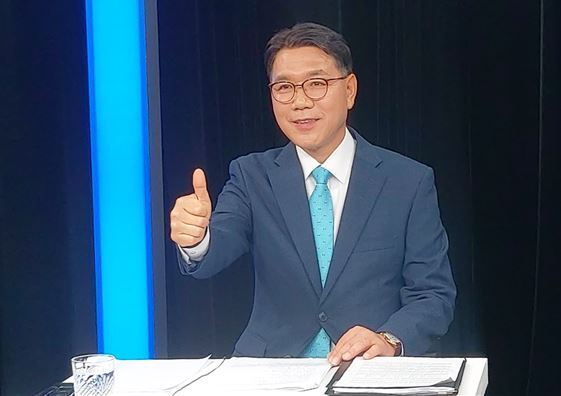 더불어민주당 이재관 후보가 지난 12일 중부방송 천안시장 후보 토론회에 참석한 시청자들에게 기호 1번 엄지척을 들어 보이며 지지를 호소하고 있다. / 이재관 후보 제공