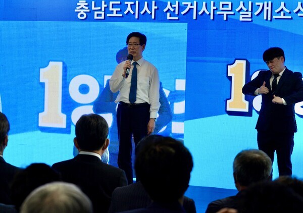 더불어민주당 양승조 충남지사 후보는 지난 12일 오후 3시 천안시 서북구 쌍용동에서 ‘더 행복캠프’(선거사무소) 개소식을 갖고 본격적인 세몰이에 나선 가운데, 양승조 후보가 인사말을 하고 있다. / 양승조 후보 제공