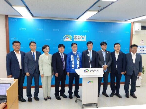 더불어민주당 천안시장 예비후보 8명이 지난 12일 오전 11시 천안시청 브리핑실에서 기자회견을 열어 이재관 천안시장 후보 지지를 선언하고 있다. / 이재관 후보 제공