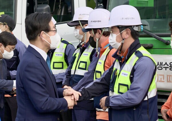 더불어민주당 양승조 충남지사 후보가 지난 11일 아침 천안시 동남구에서 환경미화원 아침 인사를 하고 있다. / 양승조 후보 제공