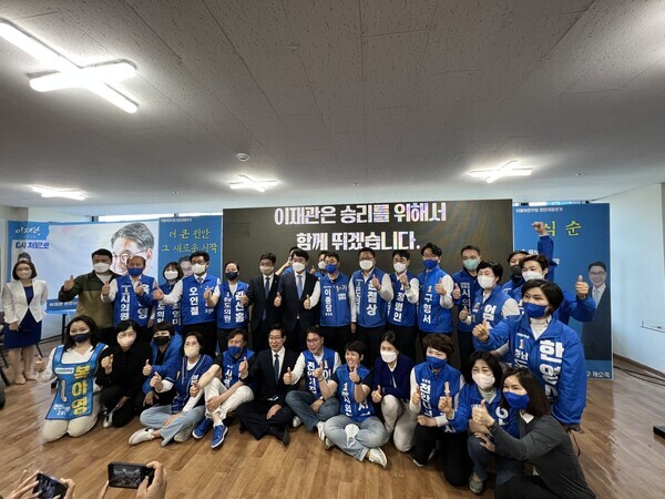 더불어민주당 이재관 천안시장 후보는 14일 서북구 불당동에서 선거사무소 개소식을 개최한 가운데, 이재관 후보와 양승조 충남지사 후보를 비롯한 천안지역 시·도의원 후보자들이 모두 모여 6.1 지방선거 승리를 다짐하고 있다. / 이재관 후보 제공