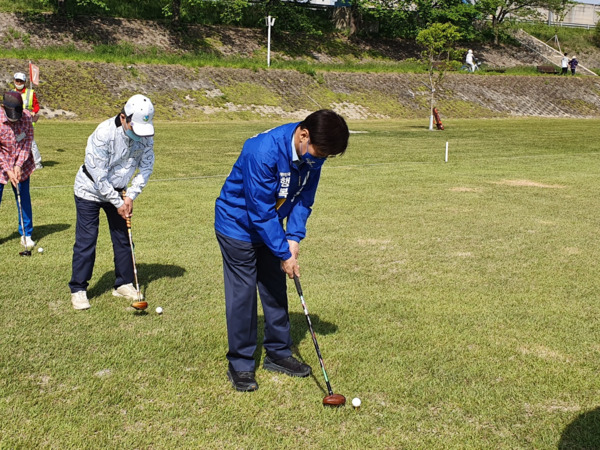 더불어민주당 이춘희 세종시장 후보는 지난 14일 금강 스포츠공원에서 열린 2022년 파크골프 가족 화합대회를 찾아 참가자들과 화합의 시간을 보내고 있다. / 이춘희 후보 제공