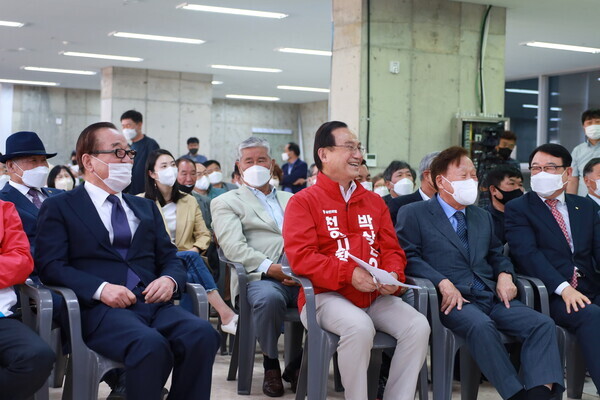 국민의힘 박상돈 천안시장 후보는 15일 오후 2시 쌍용동 라마다앙코르호텔 2층 선거사무실에서 내빈과 선대위 관계자 등 500여 명이 참석한 가운데 선거대책위원회 발대식을 성황리에 마무리했다. / 박상돈 후보 제공