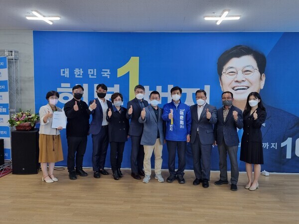 ‘세종특별자치시사회복지협의회’ 대표와 임원 등 10여 명은 오늘 15일 대한민국 행복1번지 이춘희 세종시장 후보 선거사무소를 방문하여 정책 간담회를 개최했다. / 이춘희 후보 제공