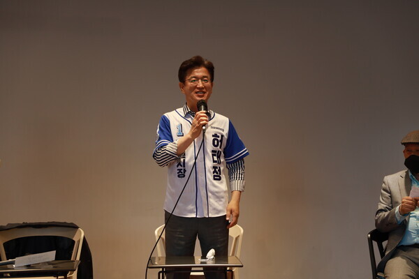 나현태 미술협회장과 이환수 국악협회장 등 대전지역 40여개 주요 민간예술단체 대표와 예술인, 지역대학 교수, 유명과학자 등 100여명은 지난 14일 서구 만년동 아트브릿지에서 허태정 후보와 타운홀 미팅을 갖고 대전의 문화예술 발전과 과학 융합을 통한 과학문화 중심수도 건설에 힘을 모으기로 합의한 가운데, 허태정 후보가 인사말을 하고 있다. / 허태정 후보 제공