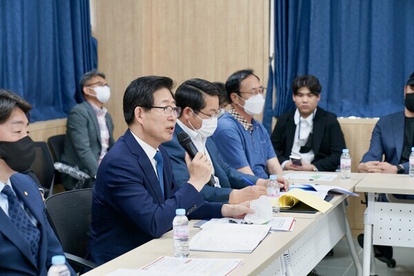 양승조 충남지사 후보는 15일 이른 새벽부터 아산시 전역을 돌며 간담회 등 지역주민과의 적극적인 소통에 나섰다. / 양승조 후보 제공