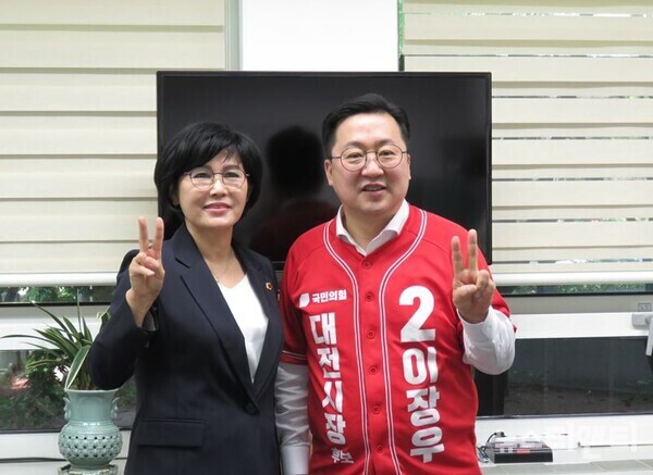 16일 김인식 대전시의원(왼쪽)이 국민의힘  이장우 대전시장 후보(오른똑) 선거대책위원회에 합류를 선언한 가운데 기념촬영을 하고 있다. / 뉴스티앤티