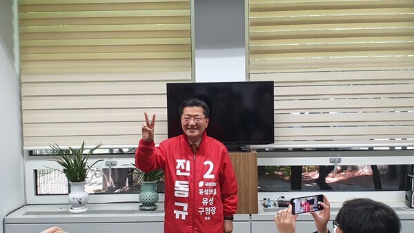 국민의힘 진동규 유성구청장 후보가 16일 대전시의회 기자실에서 기자간담회를 개최하고, 유성구청사 이전 불가 및 금고동으로 이전 예정인 원촌동 일대 하수종말처리장 부지에 도시 첨단 산단 조성 필요성을 제기하고 있다. / 진동규 후보 제공