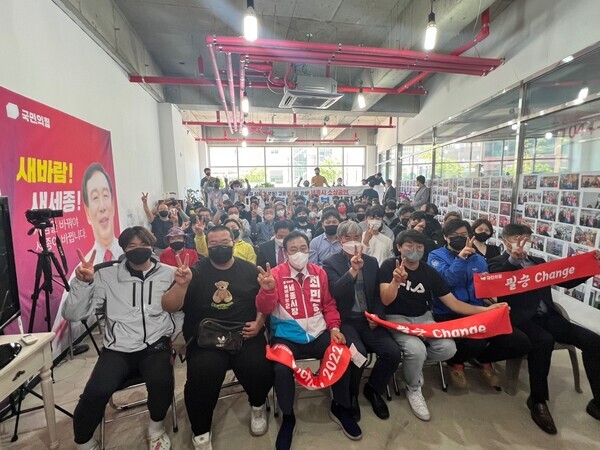 소상공인 100여명이 지난 16일 국민의힘 최민호 세종시장 후보 선거사무소(대평동 58)를 찾아 지지를 선언하고 있다. / 최민호 후보 제공
