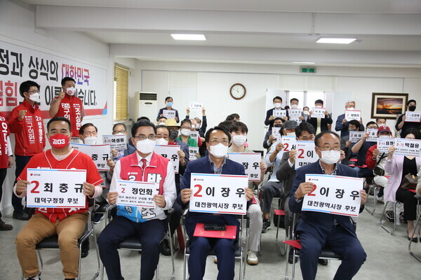 국민의힘 대전시당 선거대책위원회가 18일 6.1 지방선거 승리를 위해 별동대 성격으로 대통합추진위원회를 출범시킨 가운데, 남재동 대통합추진위원장이 전략 지역인 유성구의 집중 지원에 대한 입장을 설명하고 있다(사진 왼쪽부터 김영삼 대전시의원 후보, 박희조 동구청장 후보, 한현택 전 동구청장, 남재동 대통합추진위원장). / 뉴스티앤티 DB