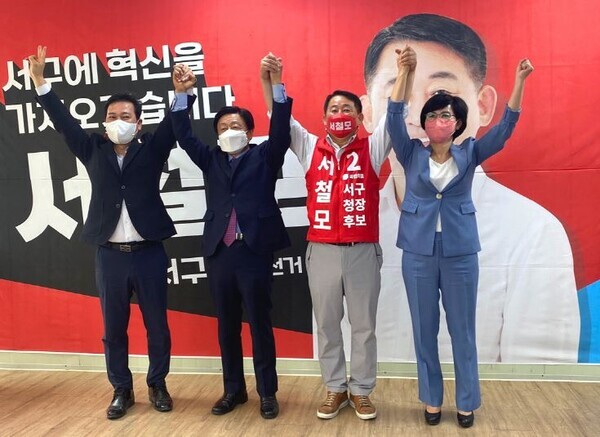 국민의힘 서철모 대전 서구청장 후보가 더불어민주당을 탈당한 김인식 전 대전시의회 의장, 윤용대 전 대전시의회 부의장을 선거캠프 총괄선대위원장으로 위촉하며 본격적인 민주당 끌어안기에 나섰다(사진 왼쪽부터 강노산 전 예비후보, 윤용대 전 대전시의회 부의장, 서철모 후보, 김인식 전 대전시의회 의장). / 서철모 후보 제공