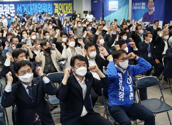 더불어민주당 양승조 충남지사 선거캠프는 지난 17일 오후 7시 선거캠프 3층에서 더불어민주당의 충남도지사 선거 필승을 위해 천안시용광로선대위 결의대회를 개최하고, “충남의 자산, 양승조 후보 당선 위해 흔들림 없이 나아가자”고 결의했다. / 양승조 후보 제공