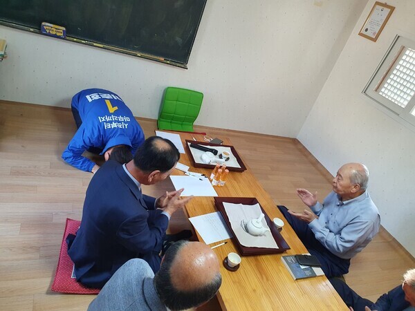 더불어민주당 이춘희 세종시장 후보가 지난 17일 연기면 연기향교를 방문하여 초려역사공원 이연우 이사장 및 세종시 향교, 서원 대표자 20여 명이 참석한 가운데, 큰절을 올리고 있다. / 이춘희 후보 제공